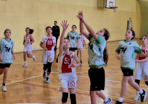 Zawodniczka tuż po oddanym rzucie