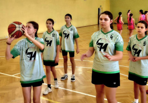 Zawodniczki sp71 w czasie rozgrzewki przedmeczowej