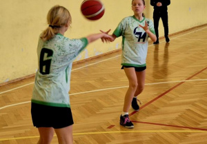 Koszykarki podczas podania piłki