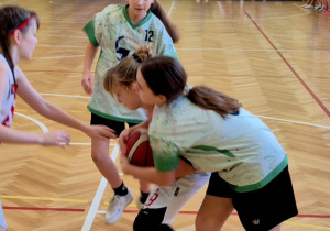 Zawodniczki w walce o piłkę