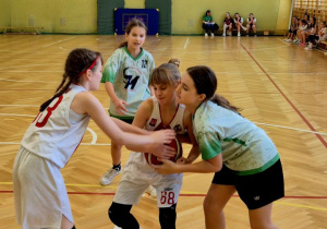 Dziewczęta mocujące się przy odbiorze piłki