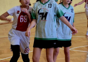 Uczennice obserwujące przebieg akcji