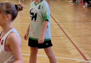 Zawodniczka oceniająca przebieg gry