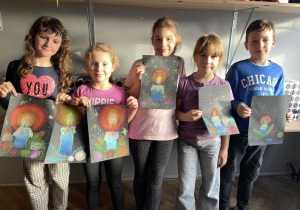 Uczniowie prezentujący swoje prace