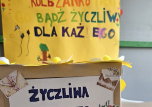 Plakat nawiązujący do wydarzenia oraz skrzynka na życzliwą pocztę