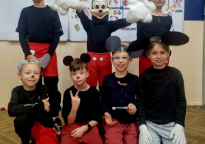 Chłopcy z 2c przebrani za myszkę Miki