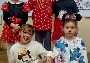 Dziewczynki z 2c przebrane za myszkę Minnie