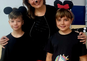 Dzieci z 2c wraz zwychowaczynią w Dniu Myszki Miki
