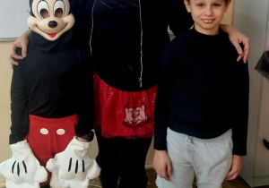 Dzieci z 2c wraz zwychowaczynią w Dniu Myszki Miki