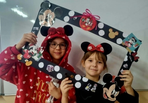 Dzieci pozujące do zdjęcia, trzymające ramkę