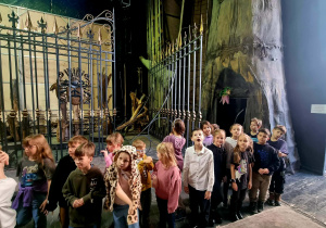 2c ogląda scenografię