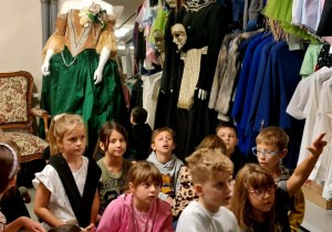 2c zwiedza garderobę