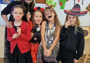 Przebrane uczennice z klasy 2c wraz z wychowawczynią