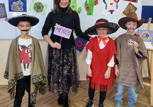 Przebrani uczniowie z klasy 2c wraz z wychowawczynią