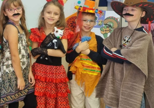 Uczniowie z 2c w strojach meksykańskich