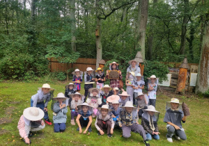 Uczniowie klasy 2c w pasiece.