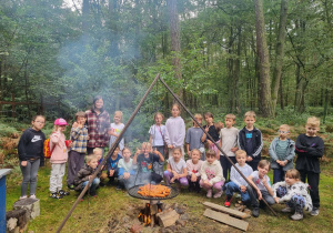 Zabawy integracyjne przy ognisku.