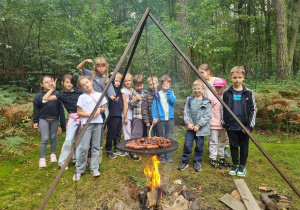 Uczniowie klasy 2c piekący kiełbaski