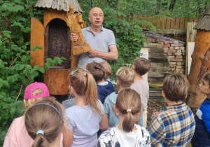 Uczniowie klasy 2c w pasiece.