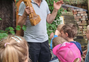 Uczniowie słuchają opowieści o pszczołach