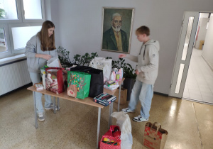 Uczniowie ze Szkolnego Koła Wolontariatu podczas pakowania darów.