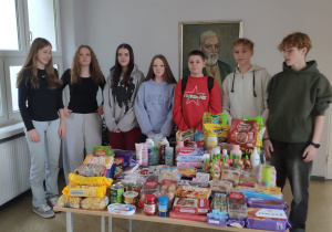 Uczniowie ze Szkolnego Koła Wolontariatu z darami dla dzieci podopiecznych fundacji Małgorzaty Niemczyk.