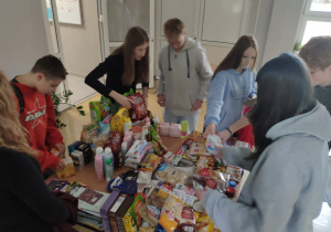 Uczniowie ze Szkolnego Koła Wolontariatu podczas pakowania darów.