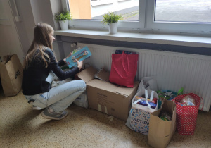 Uczniowie ze Szkolnego Koła Wolontariatu podczas pakowania darów.