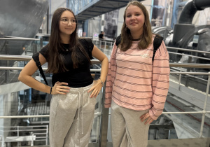 Uczennice SP71 na tle wnętrza EC1