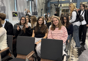 Uczennice SP71 podczas debaty młodzieży.