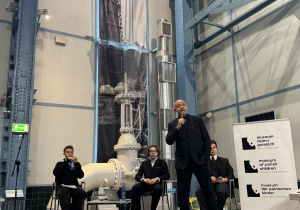 Prowadzący debatę młodzieży.