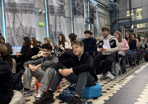 Uczniowie SP71 podczas debaty młodzieży.