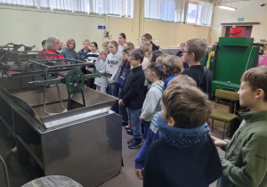 Uczniowie klas czwartych w trakcie zwiedzania Fabryki Bombek