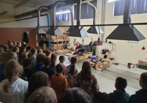 Uczniowie klas czwartych obserwują, jak powstają bombki