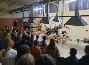 Wycieczka klas czwartych do Fabryki Bombek