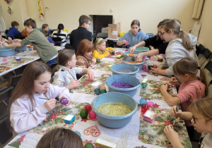 Uczniowie klas czwartych w trakcie dekorowania bombek