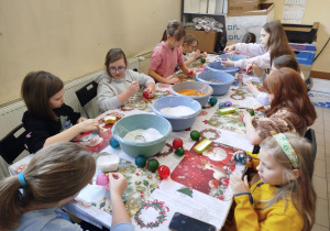 Uczniowie klas czwartych w trakcie dekorowania bombek