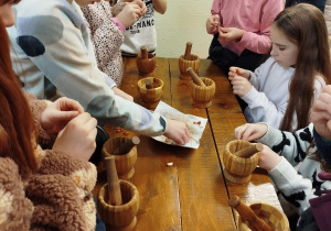 Uczniowie klas czwartych w trakcie warsztatów marcepanowych