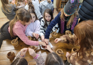 Uczniowie klas czwartych w trakcie warsztatów marcepanowych
