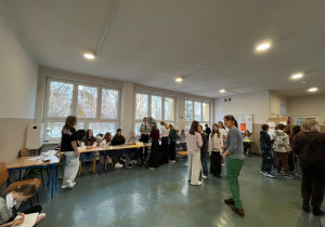 Uczniowie i nauczyciele podczas andrzejkowych zabaw.