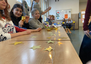 Widok przygotowanych przez uczniów stoisk.