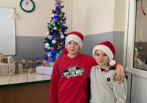 Uczniowie klasy 5 w klasie.