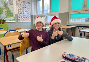 Dwie uczennice w czapkach Mikołaja