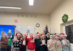 Uczniowie klasy 5 w klasie.