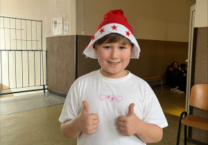 Uczeń klasy 4 na szkolnym korytarzu.