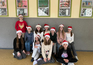 Klasa 6 w czapkach Mikołaja.