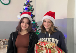 Uczennice klasy 7 ze świątecznymi prezentami.