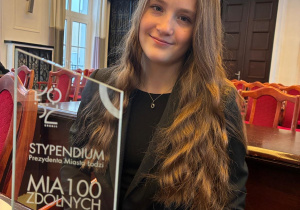 Nagrodzona Weronika Piekarz w Dużej Sali Obrad