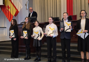 Weronika Piekarz z innymi uczniami trzymająca statuetki i dyplomy