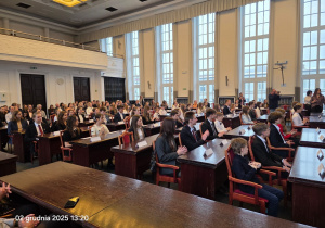 Wyróżnieni uczniowie w Dużej Sali Obrad w UMŁ
